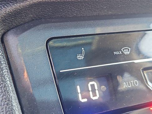 Certified 2022 Volkswagen Tiguan SE image 13