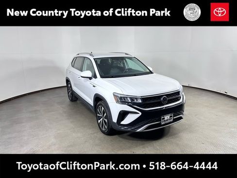 Used 2022 Volkswagen Taos SE image 1