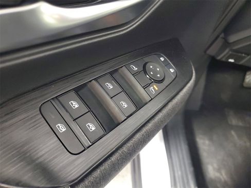 Used 2025 Nissan Kicks SV image 15