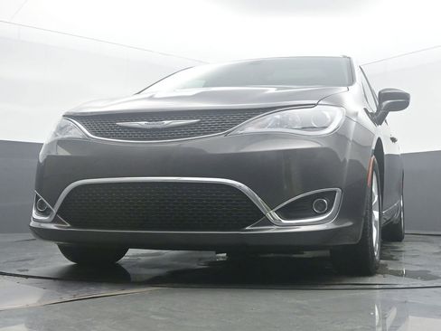 Used 2018 Chrysler Pacifica Touring-L Plus w/ Tire & Wheel Group image 46