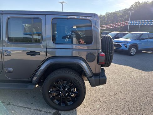 Used 2025 Jeep Wrangler Unlimited Sahara AWD/4WD image 7