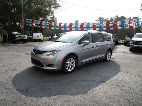 Used 2020 Chrysler Pacifica Limited image 3