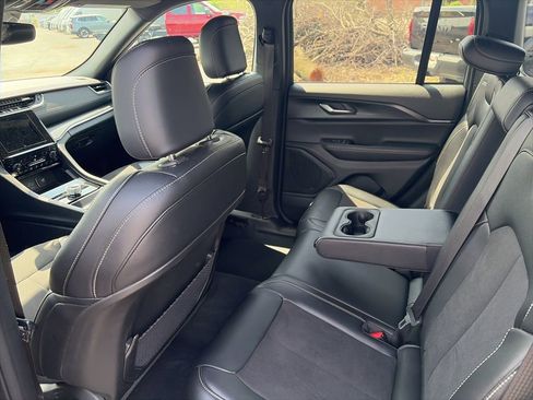 Used 2024 Jeep Grand Cherokee Altitude image 4