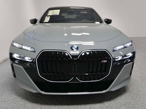 New 2026 BMW i7 M70 w/ Executive Package image 2