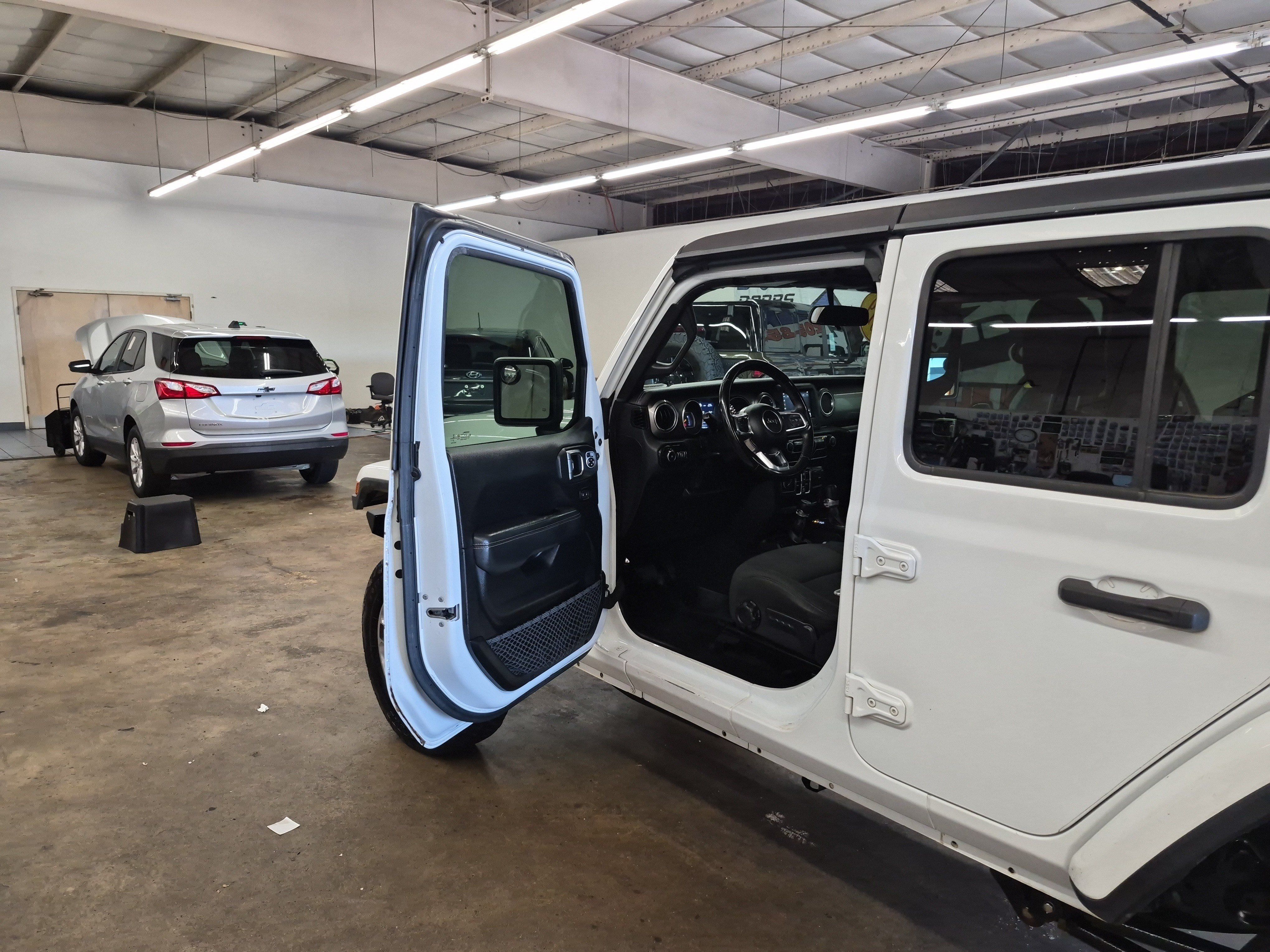 Used 2019 Jeep Wrangler Unlimited Sahara AWD/4WD image 8