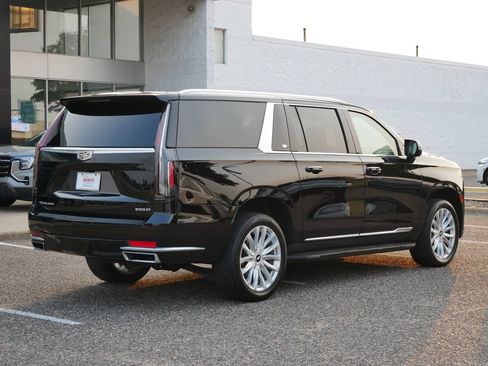 Used 2024 Cadillac Escalade ESV Luxury AWD/4WD image 3