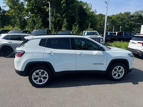 Used 2025 Jeep Compass Latitude AWD/4WD image 3