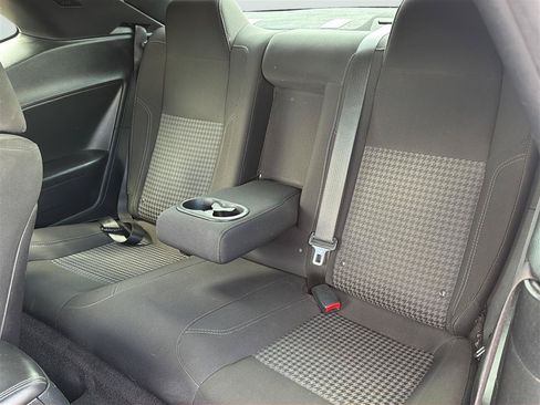 Used 2015 Dodge Challenger SXT RWD image 17
