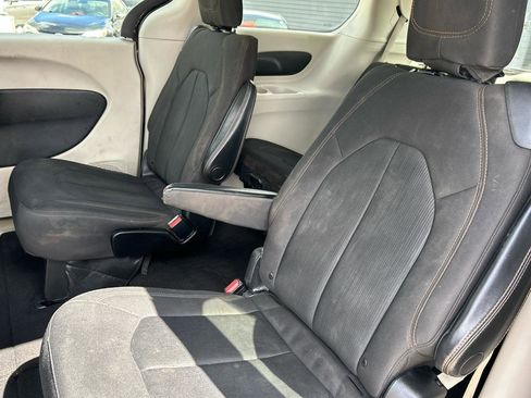 Used 2017 Chrysler Pacifica Touring image 21