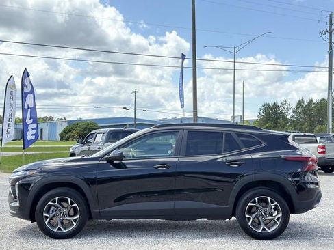 Used 2025 Chevrolet Trax LT w/ LT Convenience Package FWD image 11
