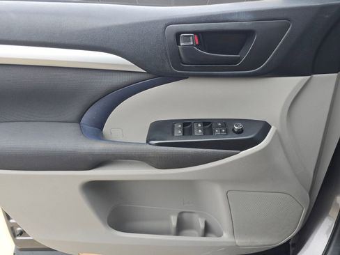 Used 2017 Toyota Highlander LE image 12