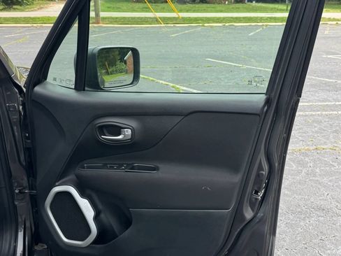 Used 2018 Jeep Renegade Latitude w/ Cold Weather Group AWD/4WD image 21