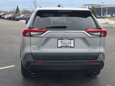 Used 2020 Toyota RAV4 XLE Premium image 11