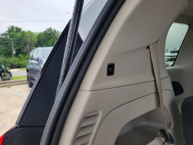 Used 2023 Chrysler Voyager LX FWD image 8