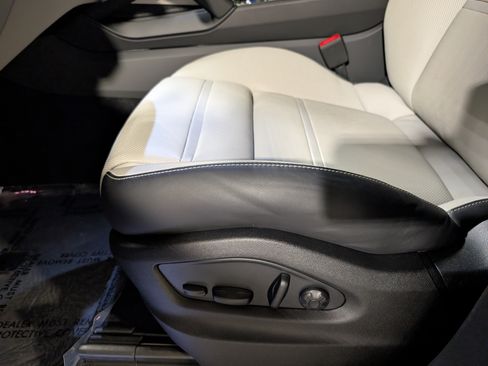 Certified 2024 Porsche Cayenne S AWD/4WD image 18