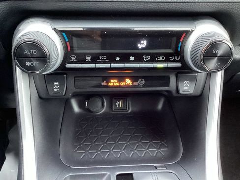 Used 2025 Toyota RAV4 XLE AWD/4WD image 18