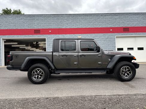 Used 2024 Jeep Gladiator Rubicon w/ Technology Group AWD/4WD image 2