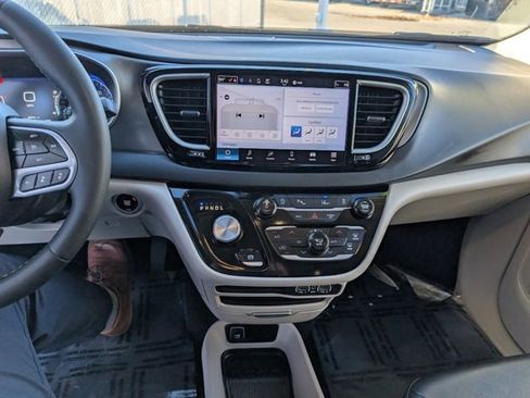 Used 2024 Chrysler Pacifica Touring-L image 3