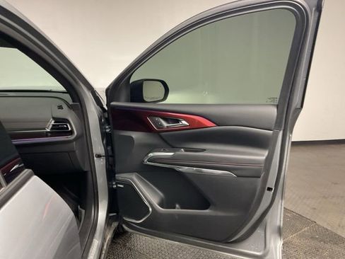 Used 2024 Chevrolet Traverse RS image 24