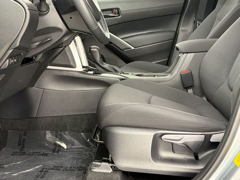 Used 2025 Toyota Corolla Cross LE FWD image 5