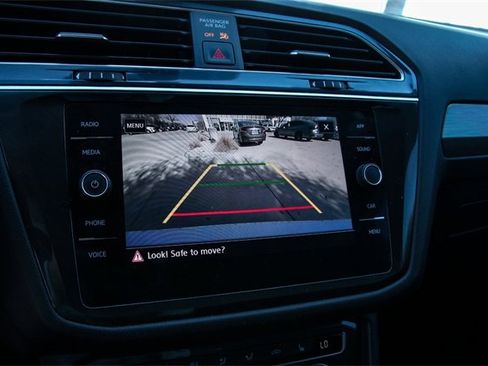 Used 2020 Volkswagen Tiguan SE w/ Panoramic Sunroof Package image 21
