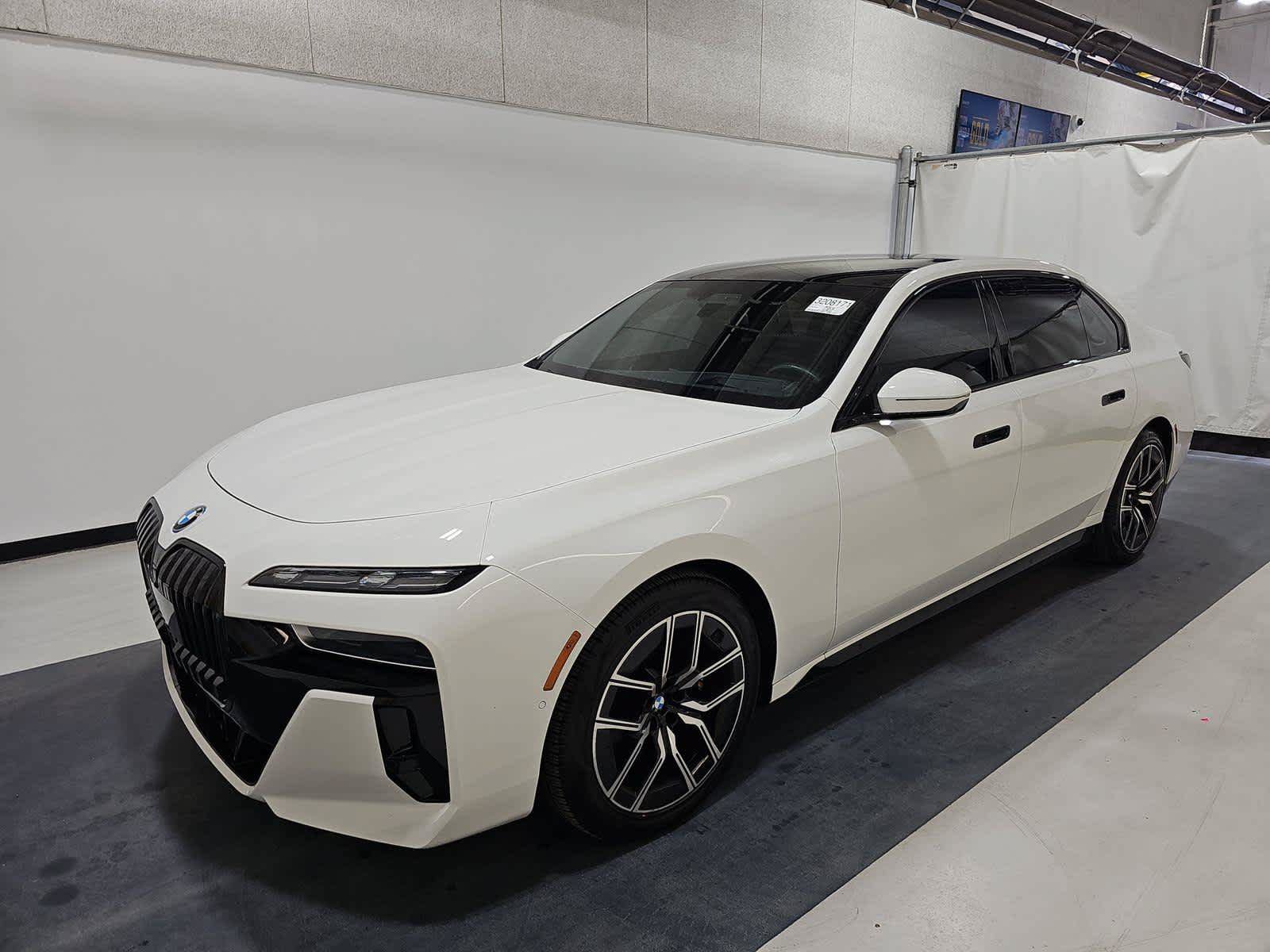 Used 2024 BMW i7 xDrive60 AWD/4WD image 1