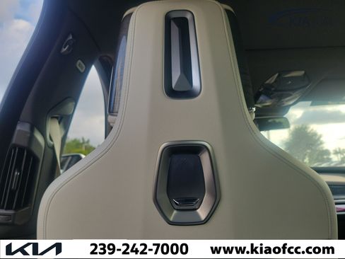Used 2025 BMW 760i xDrive AWD/4WD image 18