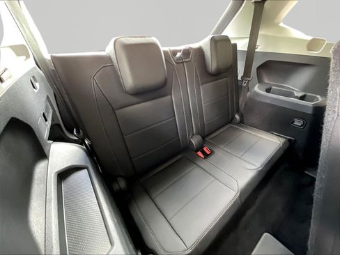 Used 2018 Volkswagen Tiguan SE w/ Panoramic Sunroof Package FWD image 25