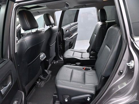 Used 2019 Toyota Highlander Limited AWD/4WD image 32