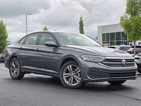 Used 2024 Volkswagen Jetta SE image 2