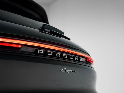 Certified 2024 Porsche Cayenne AWD/4WD image 37