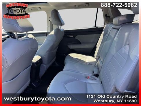 Used 2021 Toyota Highlander XLE AWD/4WD image 14