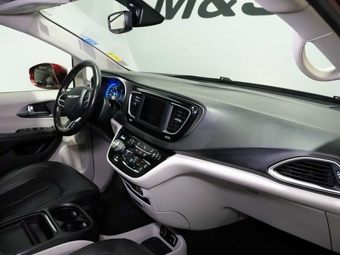 Used 2020 Chrysler Pacifica Touring-L FWD image 21