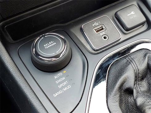 Used 2023 Jeep Cherokee Altitude Lux image 20