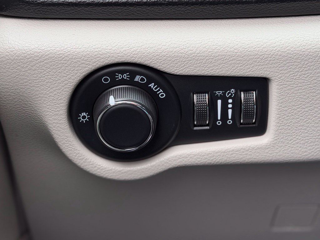 Used 2023 Chrysler Voyager LX FWD image 23
