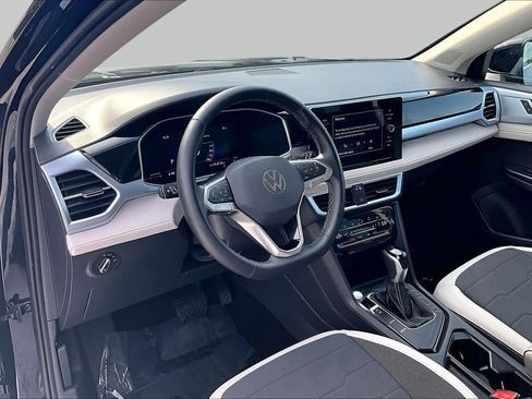 Used 2025 Volkswagen Taos SE w/ Panoramic Sunroof Package FWD image 17