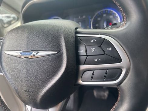 Used 2018 Chrysler Pacifica Touring-L image 15