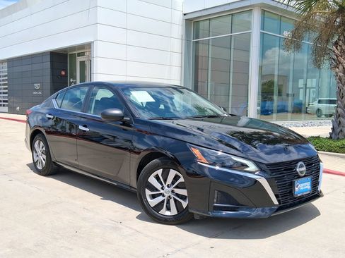 Used 2025 Nissan Altima 2.5 S FWD image 1