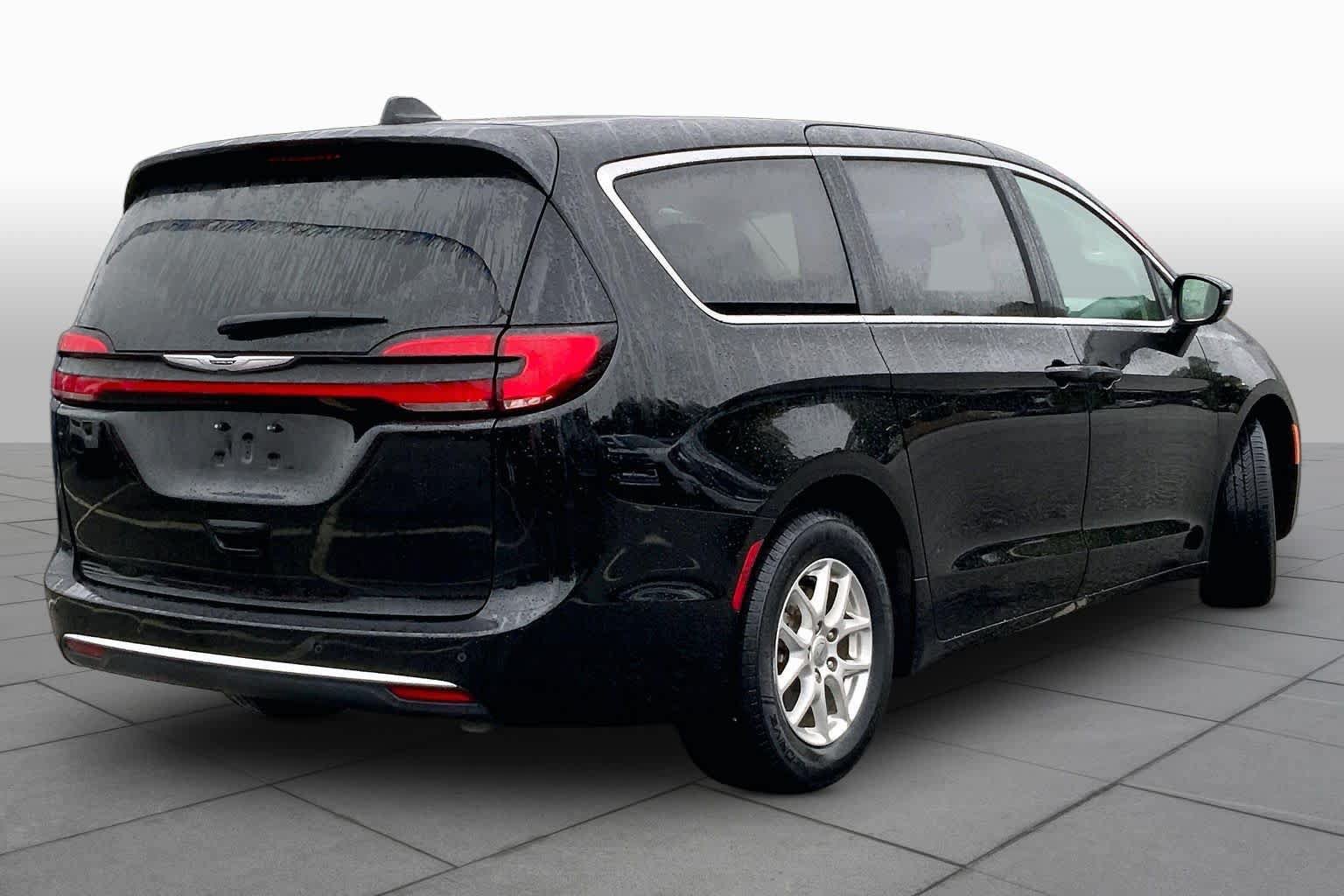 Used 2024 Chrysler Pacifica Touring-L FWD image 11