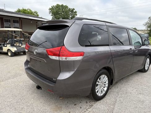 Used 2011 Toyota Sienna XLE image 7