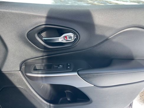 Used 2021 Jeep Cherokee Latitude Lux w/ Comfort/Convenience Group image 24