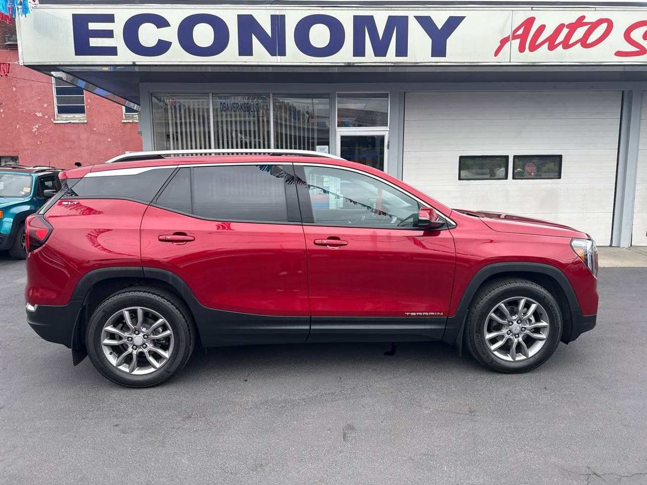 Used 2023 GMC Terrain SLT AWD/4WD image 2