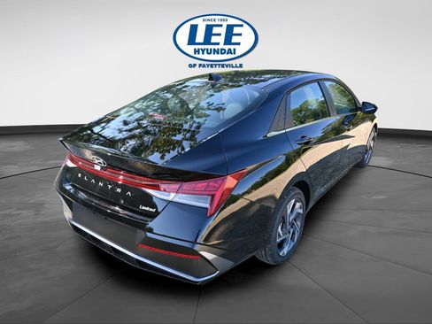 Used 2025 Hyundai Elantra Limited FWD image 3