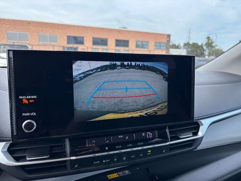 Used 2025 Toyota Sienna XLE FWD image 24