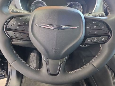 Used 2025 Chrysler Pacifica Limited FWD image 21