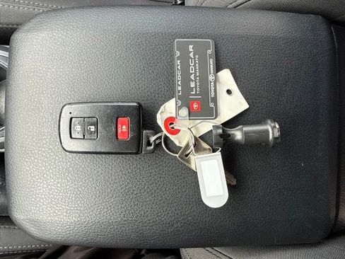 Used 2017 Toyota Tacoma TRD Sport w/ Tow Package (A/T) AWD/4WD image 23