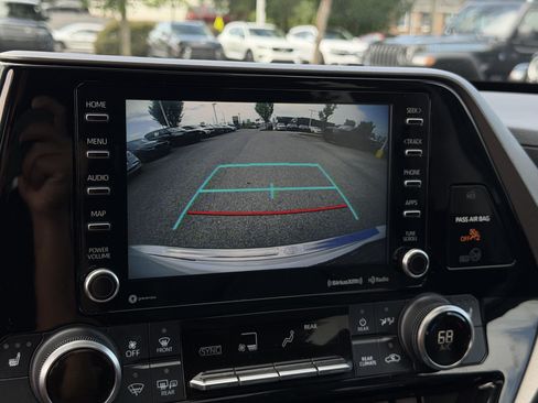 Used 2022 Toyota Highlander XLE FWD image 23