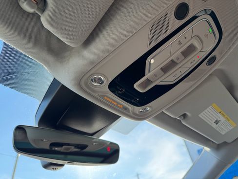 Used 2023 Audi Q8 Premium image 14