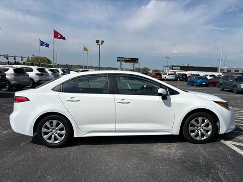 Used 2022 Toyota Corolla LE image 6