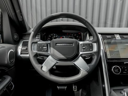 Used 2025 Land Rover Discovery Metropolitan Edition image 18